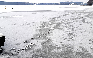 MOPR apeluje do wędkarzy: wchodzenie na pokryte lodem jeziora jest niebezpieczne